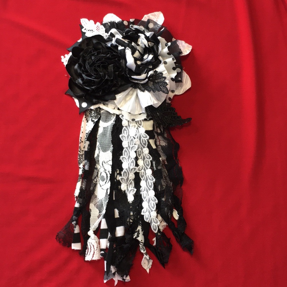Flower pin. Reserved for Celestin59.